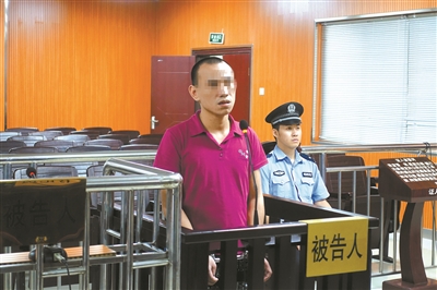 被告人韦某出庭受审(付华周 摄)